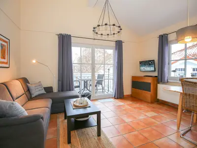 Wohnzimmer mit Zugang zum Balkon