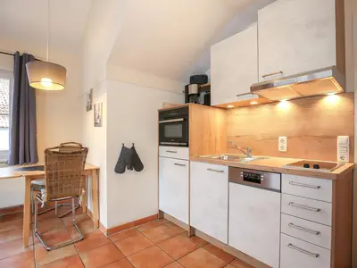 Küche mit Geschirrspüler und Mikrowelle