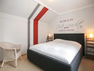 Schlafzimmer mit Doppelbett