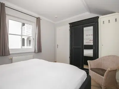 Schlafzimmer mit Kleiderschrank