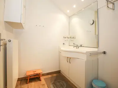 Bad mit Waschbecken und Spiegel