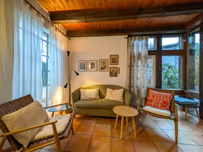 Wohnzimmer mit Sofa und Sitzmöglichkeiten