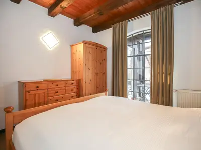 1. Schlafzimmer mit Kleiderschrank
