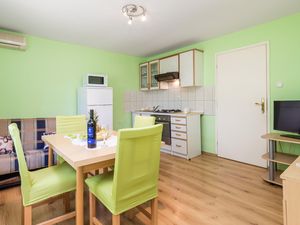 23747202-Ferienwohnung-4-Otočac-300x225-3