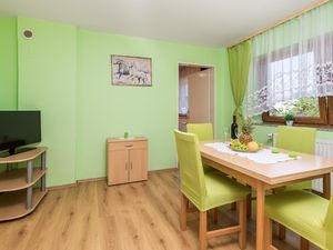 23747202-Ferienwohnung-4-Otočac-300x225-5