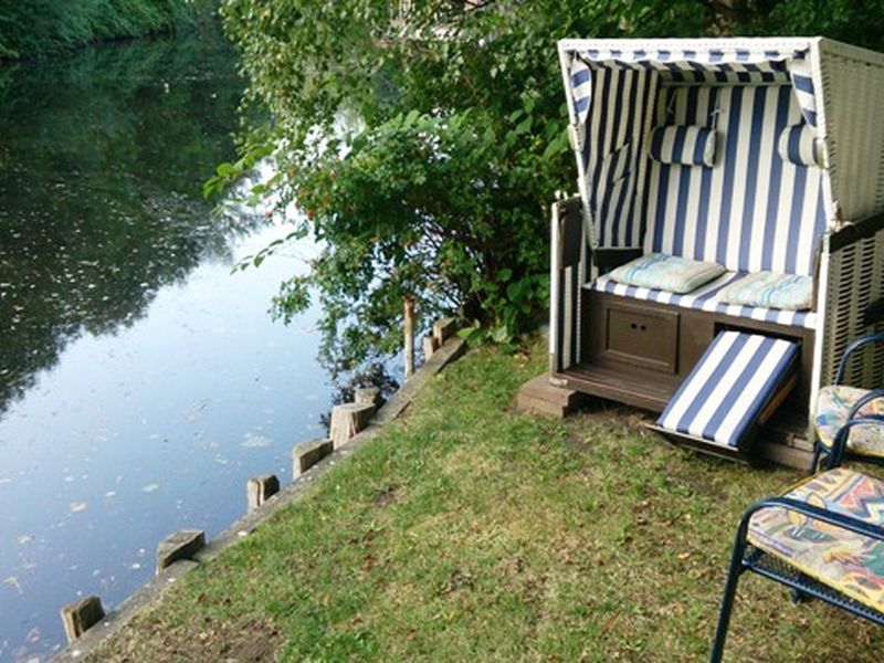 Strandkorb im Garten an der Medem