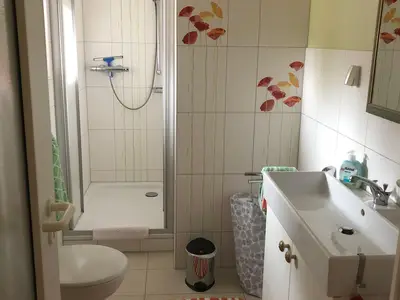 Bad mit Dusche und WC