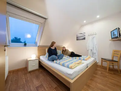 Schlafzimmer mit Doppelbett