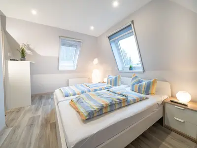 Schlafzimmer mit Doppelbett