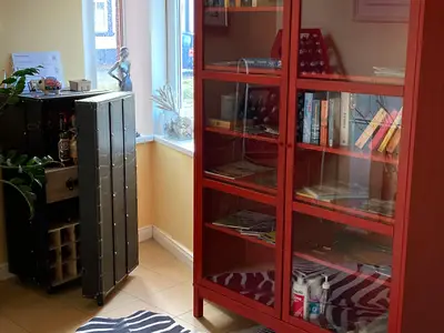 Flur unten mit Büchern, Spielen, Infomaterial und Getränken