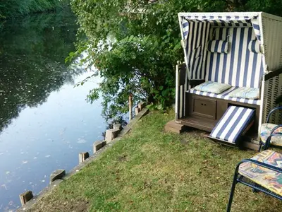 Strandkorb im Garten an der Medem