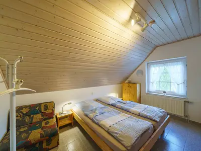 Schlafzimmer mit Doppelbett