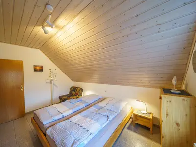 Schlafzimmer mit Doppelbett
