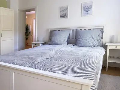 Schlafzimmer mit Doppelbett