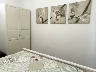 Schlafzimmer mit Doppelbett