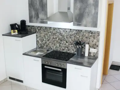 Küche mit Gefrierkombination und Backofen