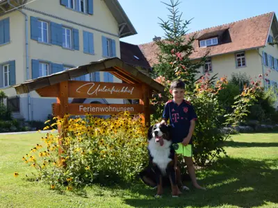 Hofschild mit Hund und Jonas