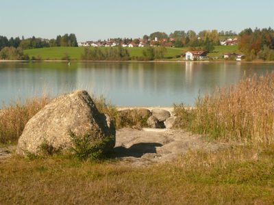 Blick vom Petersthaler Seeufer nach Moosbach