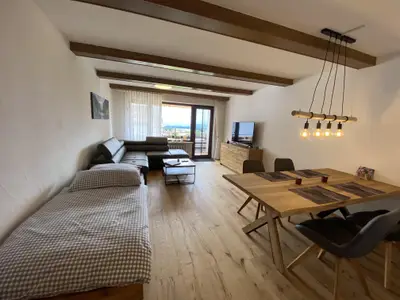 Ess-Wohnzimmer mit Schlafmöglichkeit 1 Bett