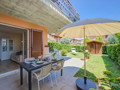 Terrasse mit Tisch und Stühlen