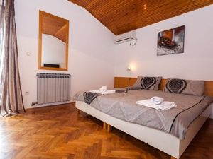 19285232-Ferienwohnung-0-Pakostane-300x225-2