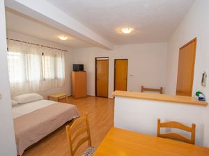 23944832-Ferienwohnung-4-Pakostane-300x225-5