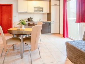 23945933-Ferienwohnung-4-Pakostane-300x225-3