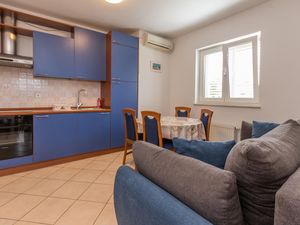 23750455-Ferienwohnung-4-Pakostane-300x225-3