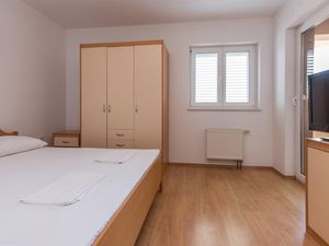 23750455-Ferienwohnung-4-Pakostane-300x225-5