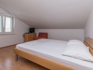 23750506-Ferienwohnung-2-Pakostane-300x225-2