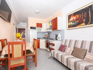 23467270-Ferienwohnung-5-Pakostane-300x225-1