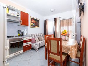 23467270-Ferienwohnung-5-Pakostane-300x225-4