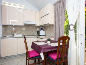 23955516-Ferienwohnung-4-Pakostane-300x225-2