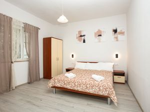 23955535-Ferienwohnung-4-Pakostane-300x225-3