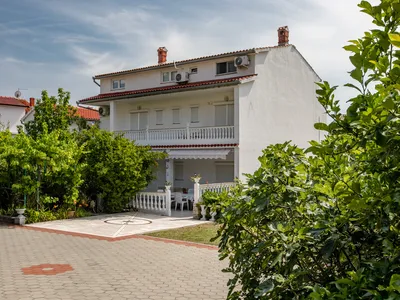 Ferienwohnung für 9 Personen (100 m²) in Rab 1/10