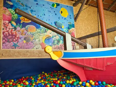 Schiff und Bällebad