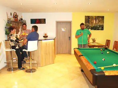 Bar mit Billard