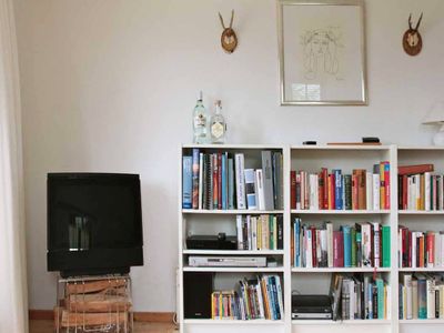 Wohnzimmer mit Bücherregal