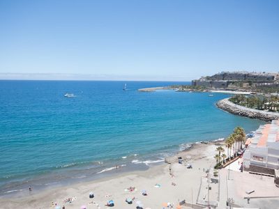 Ausblick aus dem Fenster. Blick hinunter auf den Strand, der nur einen Katzensprung entfernt ist