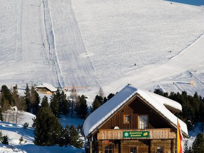 Zirbenhütte Winter außen