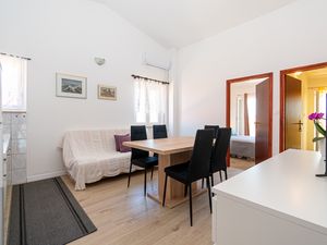 18791329-Ferienwohnung-4-Pašman-300x225-1