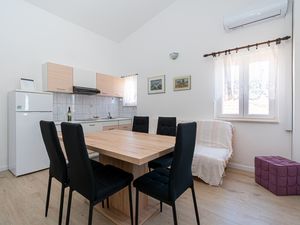 18791329-Ferienwohnung-4-Pašman-300x225-3