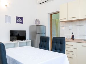 23926214-Ferienwohnung-4-Pašman-300x225-3