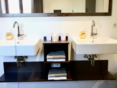 ferienwohnunglandhaus-waschbeckenimbadezimmer
