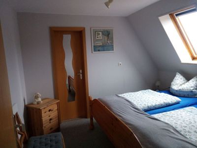 Schlafzimmer mit Doppelbett, angrenzendes kl. Zimmer mit Einbaukleiderschrank. 2020 neu renoviert