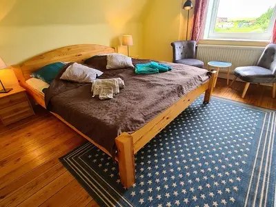 Schlafzimmer mit Doppelbett