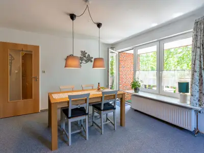 Eßplatz mit Blick auf den Balkon