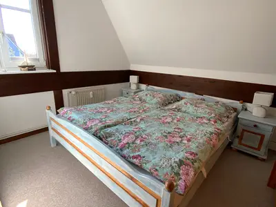 Schlafzimmer mit Doppelbett