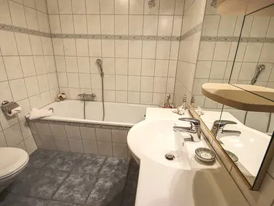 Badezimmer mit Dusche und Badewanne