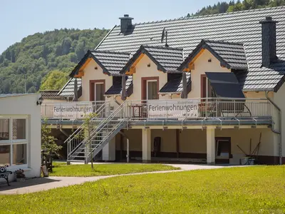 Treppe von der Terrasse in den Garten